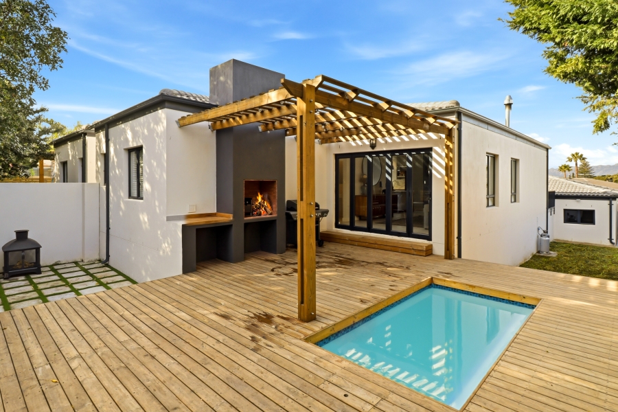 4 Bedroom Property for Sale in Somerset Ridge Western Cape